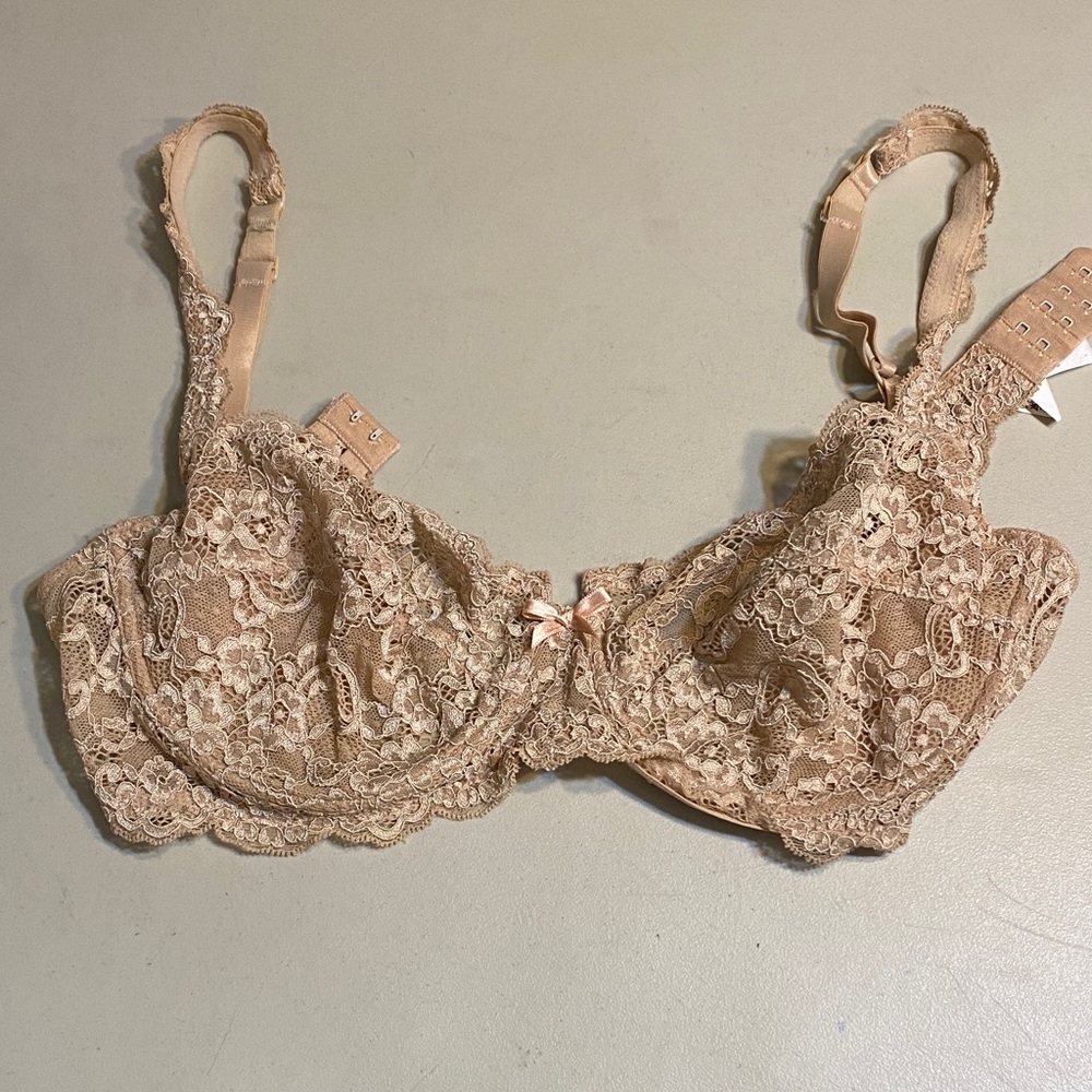 Lace Underwire Bra with Floral Detail in Nude
